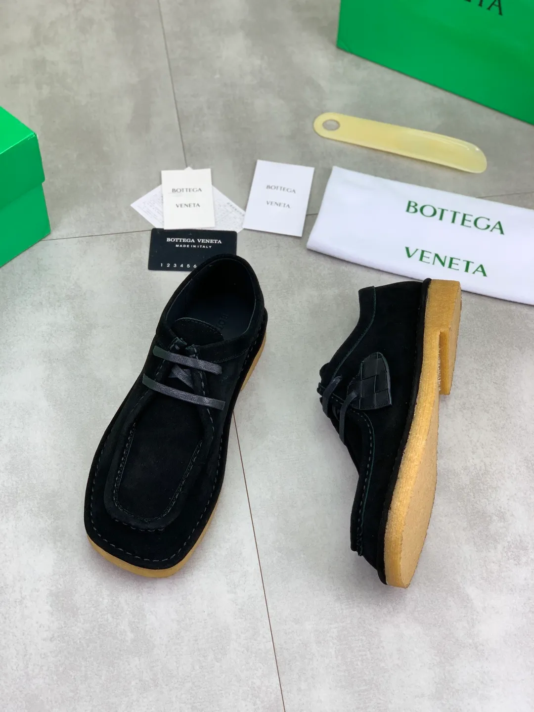 Men's men's shoes 💰P740 New model 💰 Top quality (beef tendon outsole series) 💎💎💎 BOTTEGA VENETA official website synchronizes the latest model, top version of the market's highest version of BV business leather shoes, accept material comparison, shoe type comparison, process comparison, practical and texture, versatile, suitable for any occasion, the more you look at it, the more flavorful it becomes. Pure hand-woven craftsmanship - upper material, imported original hand-woven calfskin - high-quality water-dyed sheepskin lining - original private model customized beef tendon outsole -Size: female 35-39 (34 40 customized) male 39-44 (38 45 customized) Comes with original BV green box, complete packaging.